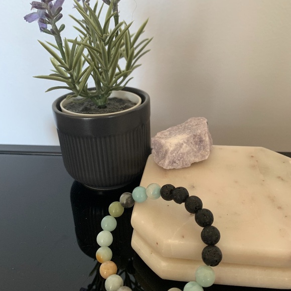 Crystal diffuser bracelet. - Picture 1 of 3